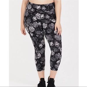 Torrid GREY FLORAL CROP WICKING ACTIVE LEGGING WITH POCKETS